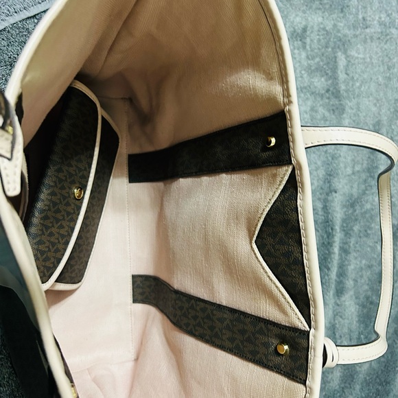 MICHAEL MICHAEL KORS
Eva Large Logo Stripe Tote Bag - Picture 7 of 8